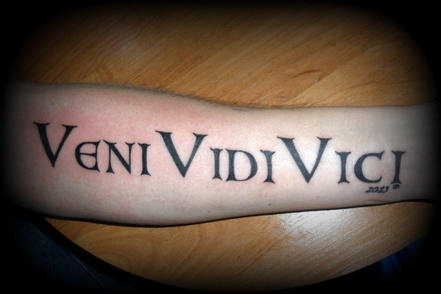 Veni vidi vici латинские. Татуировка вини види Вичи. Veni vidi Vici тату. Татуировка Veni. Татуировка вени види Вичи.