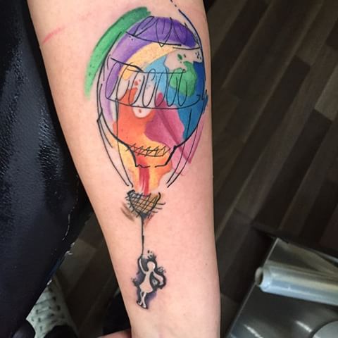 Small minimalist air ballon tattoo on the left middle