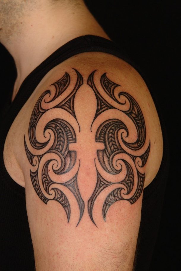 Black Ink Fleur De Lis Tattoo On Shoulder 610x915 