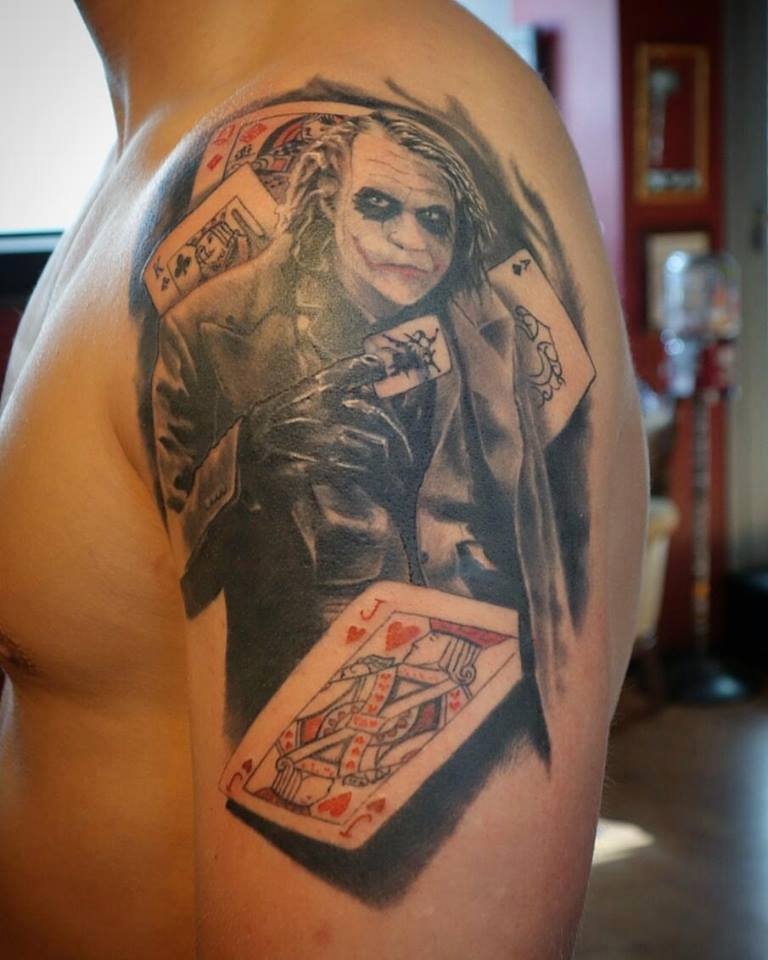 Joker tetování s kartami na rameni