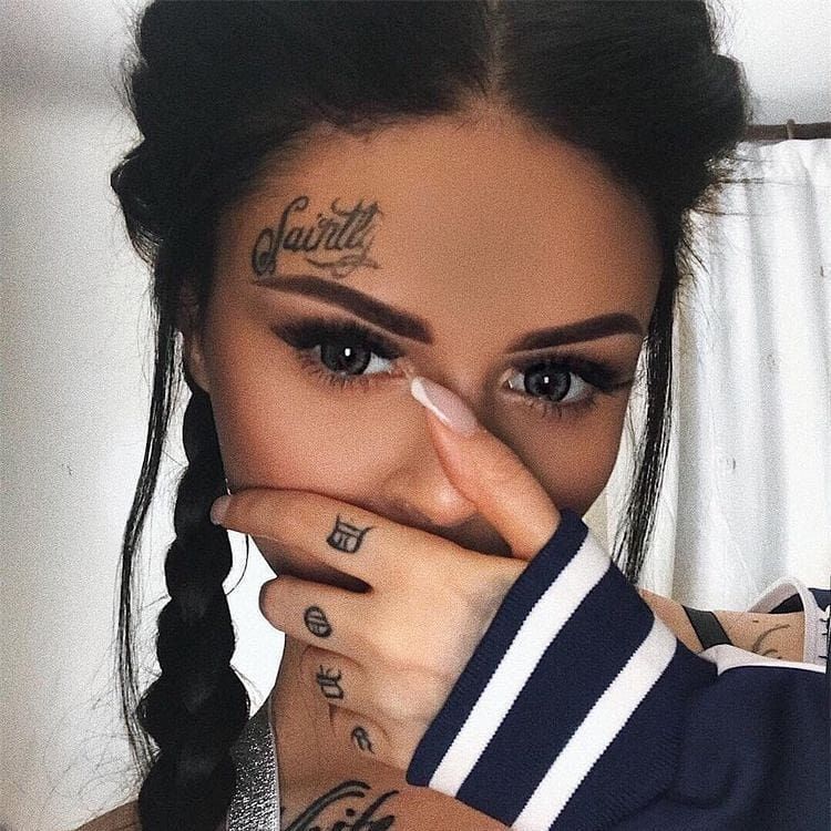 Tatuaggio sulla fronte per le ragazze