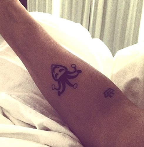 Justin Bieber Chinese tattoo on hand
